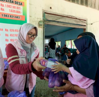 Srikandi PLN Beri Bantuan Untuk Ibu dan Anak di Desa Benteleme