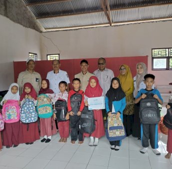 Peringati Hari Pahlawan, YBM PLN Beri Bantuan Siswa SDN 163 Lalebata Bone