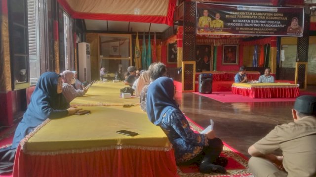 Sebanyak 40 peserta yang terdiri dari komunitas dan kalangan adat saat menghadiri Seminar Budaya "Proses Bunting Mangkasara", di Museum Balla Lompoa, kemarin. (Dok. Istimewa)
