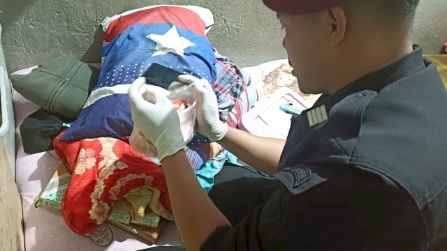 Ket: Petugas Rutan Malino lalukan penggeledahan 