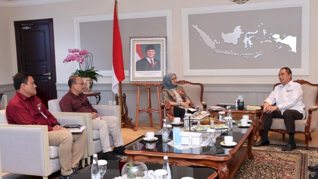 Ketua KPPU, M. Fanshurullah Asa (kanan) saat melakukan pertemuan dengan Menteri PANRB Rini Widyantini, di Kantor KemenPANRB Jakarta, Rabu, (13/11/2024) kemarin. (Dok. KPPU RI)