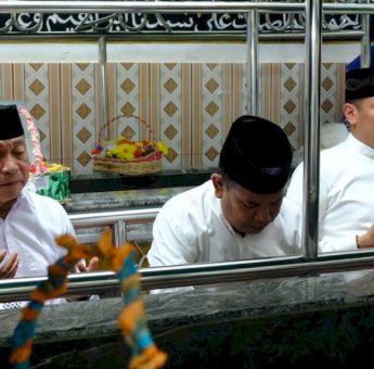 Peringati HJG Ke-704, Adnan-Kio Ziarah ke Makam Pahlawan Nasional