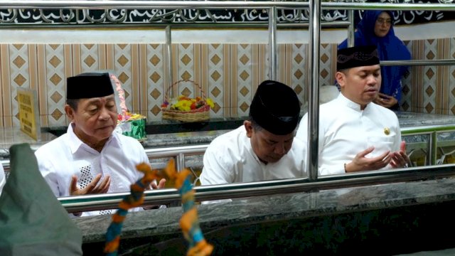 Bupati Gowa Adnan Purichta Ichsan (kanan) bersama Wakilnya Abd Rauf Malaganni (kiri) saat melakukan ziarah ke makam pahlawan nasional dalam rangka Hari Jadi Gowa Ke-704, Jumat, (15/11/2024). (Dok. Humas Gowa)