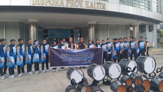 Kepala Dinas Pemuda dan Olahraga, Kaltim H.M. Agus Hari Kesuma, ditengah-tengah kontingen Drum Corpa yang akan berkompetisi. (Dok.Republiknews.co.id/Nr)