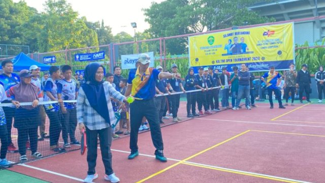 Sri Wartini, Plh Kepala Dinas Pemuda dan Olahraga (Dispora) Kalimantan Timur (Kaltim) saat mencoba olahraga Pickleball. (Dok.Republiknews.co.id/Nr)