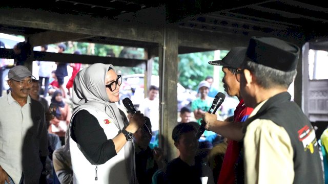 Ket: Andi Ina Kartika Sari saat berdialog dengan warga