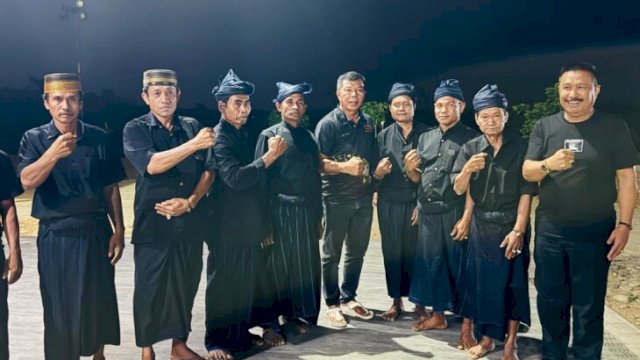 Calon Bupati Bulukumba Petahana Andi Muchtar Ali Yusuf dan ketua tim pemenangan Harapan Baru 2, H. Patudangi Azis bersama masyarakat dan tokoh adat Kajang. [Foto: IST]
