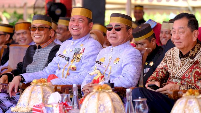 Bupati Gowa, Adnan, Purichta Ichsan dan Wakilnya, Abd Rauf Malaganni (Adnan-Kio) saat menghadiri Puncak Hari Jadi Gowa Ke-704, di di Taman Sultan Hasanuddin, Kota Sungguminasa, kemarin. (Dok. Humas Gowa)