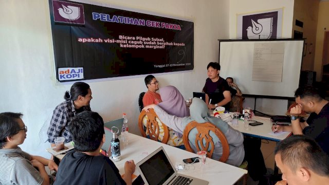 Sejumlah jurnalis di Makassar saat mengikuti Pelatihan Cek Fakta: Bicara Pilgub Sulsel: Apakah Visi Misi Cagub Sudah Berpihak kepada Kelompok Marginal?” yang dilaksanakan AJI Makassar, di Sekretariat AJI Makassar, Jalan Toddopuli Raya, Kota Makassar, Sabtu, (17/11/2024). (Dok. AJI Makassar)