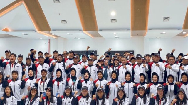 Pelaksana Harian (Plh) Kepala Dinas Pemuda dan Olahraga (Dispora) Kaltim, Sri Wartini bersama para atlet Kaltim.(Dok.Republiknews.co.id/Nr)