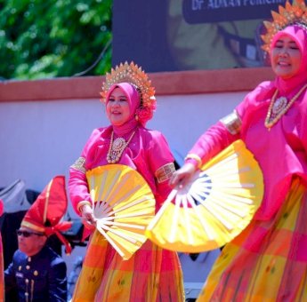 Tari Kolosal Persembahan Ibu-Ibu Kadis Pemkab Gowa Warnai HJG Ke-704
