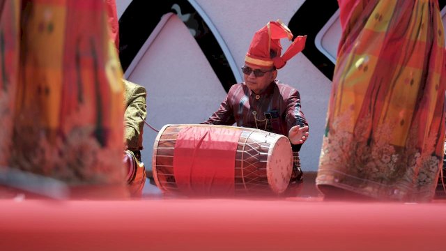 Kepala Diskominfo-SP Kabupaten Gowa Arifuddin Saeni saat menampilkan Tunrung Pakanjara' bersama pimpinan SKPD lainnya di Puncak Hari Jadi Gowa Ke-704, di Taman Sultan Hasanuddin, Jalan Tumanurung, Kota Sungguminasa, Minggu, (17/11/2024). (Dok. Humas Gowa)