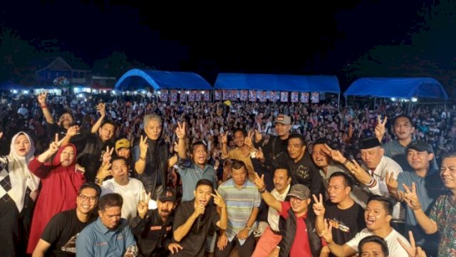 Calon Bupati Bulukumba 2024, Petahana Andi Muchtar Ali Yusuf berada ditengah-tengah para ketua Parpol Pengusul, Jurkam dan ribuan masyarakat ujung loe. [Foto: IST]