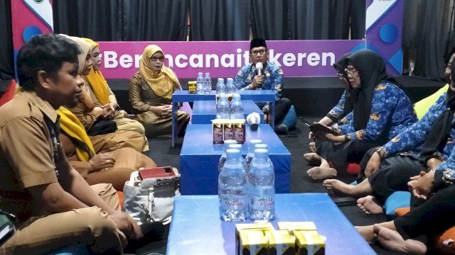 Ket: Kepala DPPKB Kota Parepare, Amarun Agung Hamka saat menyambut DPPKB Sidrap