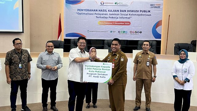Kalla Toyota berpartisipasi dalam program Sejahterakan Pekerja di Sekitar Anda (Sertakan) dengan mengikutsertakan 2.000 pekerja informal yang dilakukan di sela-sela Penyerahan Hasil Kajian dan Diskusi Publik "Optimalisasi Pelayanan Jaminan Sosial Ketenagakerjaan Terhadap Pekerja Informal", di Balai Kota Makassar, kemarin. (Dok. Kalla Toyota)