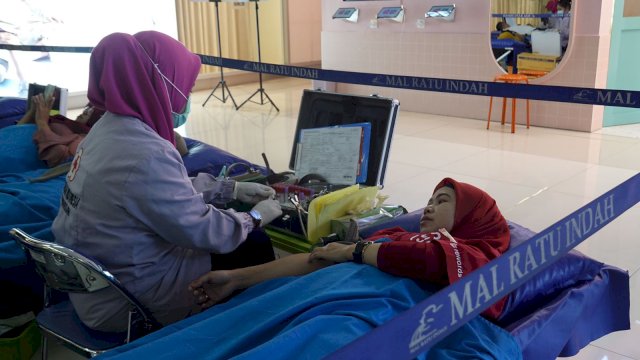Sejumlah pengunjung MaRI saat mengikuti kegiatan sosial donor darah dalam rangka HUT MaRI Ke-24, di First Floor MaRI, Senin, (18/11/2024). (Dok. MaRI)