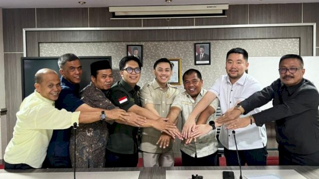 Anggota DPRD Sulsel Dapil 5 (Bulukumba-Sinjai), H. Patudangi Azis (Kanan, Setelan Hitam) bersama sejumlah anggota DPRD Sulsel. [Foto: IST]