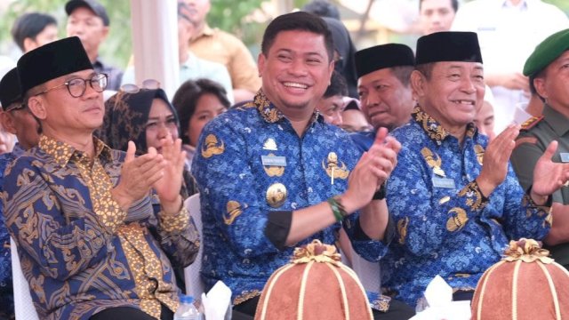 Menteri Desa, Pembangunan Daerah Tertinggal RI, Yandri Susanto (kiri) didampingi Bupati Gowa Adnan Purichta Ichsan bersama Wakilnya Abd Rauf Malaganni saat melakukan kunjungan kerja di Desa Wisata Kampung Rewako Biringala atau Kareba, di Desa Biringala, Kecamatan Barombong, Selasa, (19/11/2024). (Dok. Humas Gowa)