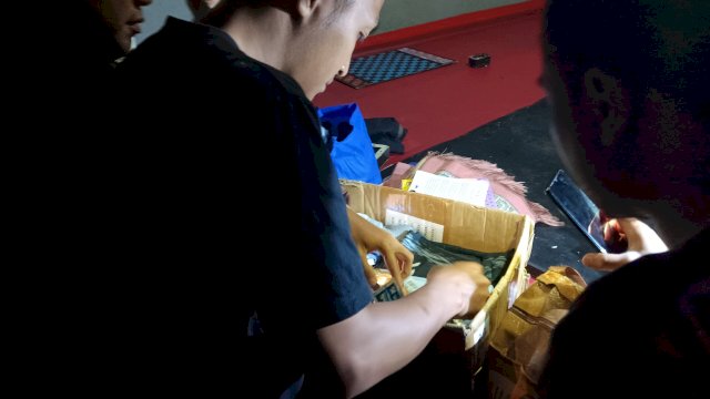 Ket: Petugas Rutan Malino lakukan penggeledahan 