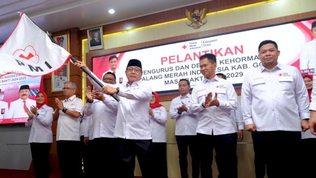 Wakil Bupati Gowa Abd Rauf Malaganni usai dilantik kembali menjadi Ketua Palang Merah (PMI) Kabupaten Gowa periode 2024 hingga 2029 oleh Ketua PMI Sulsel Adnan Purichta Ichsan, di Baruga Karaeng Galesong, Kantor Bupati Gowa, Rabu, (20/11/2024). (Dok. Humas Gowa)