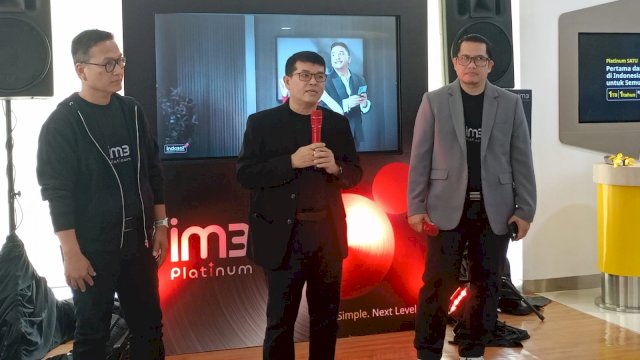 EVP Head of Circle Kalisumapa Swandi Tjia (tengah), SVP Head of Marketing Circle Kalisumapa Adiyanto Adhi Kusumo (kiri), dan AVP Head of Retail & Postpaid Irfan Aulya Ridho Siregar (kanan), saat memberikan keterangan di sela-sela Media Update IM3 Platinum, di Kantor Indosat Circle Kalisumapa, Kamis, (21/11/2024). (Dok. Chaerani/Republiknews.co.id)
