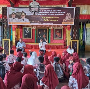 Puluhan Siswa SD Belajar Benda-benda Kerajaan Gowa di Museum Balla Lompoa