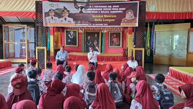 Kepala Bidang Kebudayaan Disparbud Gowa Muh Ikbal Thiro saat memberikan sambutan, di sela-sela Pameran Temporer (Replika Benda-benda Kebesaran Kerajaan Gowa dan Senjata Tradisional), di Museum Balla Lompoa, Kamis, (21/11/2024). (Dok. Museum Balla Lompoa)