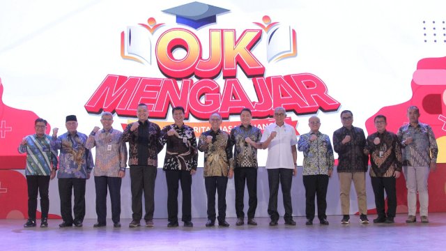 Sebagai bentuk penguatan literasi keuangan, OJK melaksanakan OJK Mengajar di Unhas Makassar dalam rangka memberikan pemahaman terkait produk dan layanan jasa keuangan. (Dok. OJK Sulselbar)
