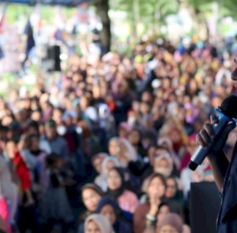 Antusiasme Warga Bacukiki Barat, Seruan “Tasming Hamid Wali Kota” Gema di Pantai Bibir