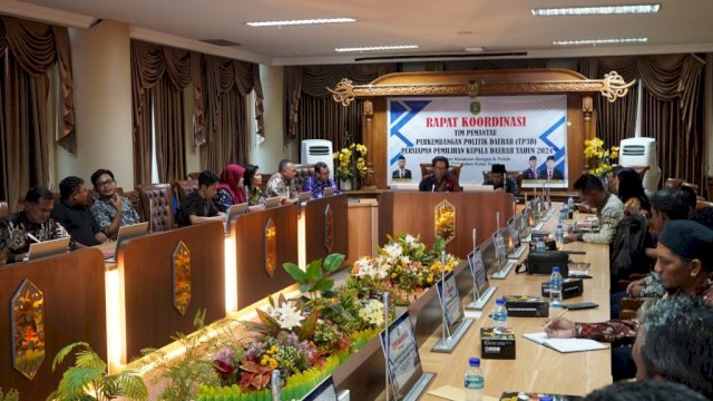 Rapat Koordinasi Tim Pemantau Perkembangan Politik Daerah (TP3D) terkait Pilkada Serentak 2024 di Ruang Arau, Kantor Bupati Kutim, Kamis (21/11/2024).