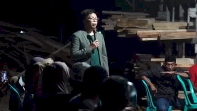 Calon Wakil Bupati Bulukumba, Tomy Satria Yulianto saat kampanye dan menyebut anggaran pembangunan di Bulukumba yang dinilai hoaks. (Foto: Istimewa)