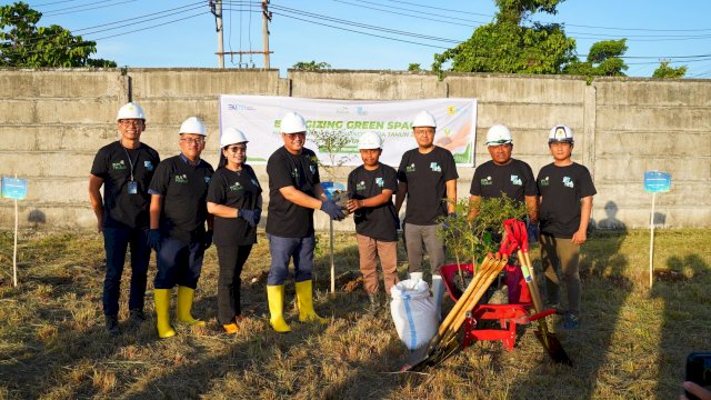PLN (Persero) UIP Sulawesi BUMDes Matindok Jaya Nonong melaksanakan program Energizing Green Spaces pada Hari Menanam Pohon Indonesia (HMPI) 2024, kemarin. (Dok. Humas PLN UIP Sulawesi)