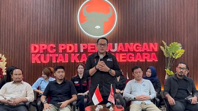 Ketua Dewan Pengarah Tim Pemenangan Edi-Rendi, Junaidi, saat memberikan pengarahan ke tim. [Foto: IST]