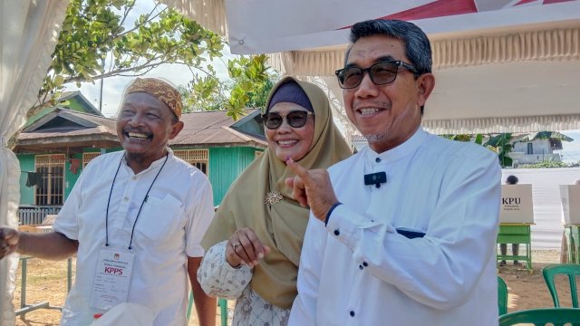 Bupati Kutai Timur (Kutim), Ardiansyah Sulaiman, menyalurkan hak pilihnya dalam Pemilihan Kepala Daerah (Pilkada) Kutim dan Pilgub Kalimantan Timur (Kaltim) di TPS 88, RT 05, Jalan Sulawesi, Kecamatan Sangatta Utara, Rabu (27/11/2024).