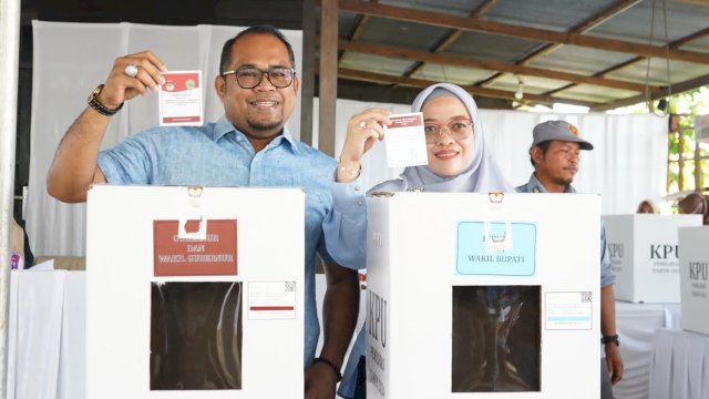 Wakil Bupati Kutai Timur (Wabup Kutim) Kasmidi Bulang, bersama istri, Tira Satriani, mengunakan hak pilih mereka dalam Pemilihan Kepala Daerah (Pilkada) Serentak.