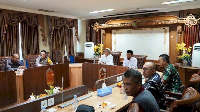 Pemkab Kutim menghelar rapat virtual bersama Pj. Gubernur Kalimantan Timur (Kaltim), Akmal Malik Sekretaris Kabupaten (Seskab) Rizali Hadi, melaporkan capaian positif penyelenggaran Pilkada sebagai hasil kerja sama lintas sektor.