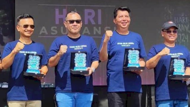 Kepala OJK Sulselbar Darwisman (kedua kanan) saat menghadiri Hari Asuransi di Makassar, kemarin. (Dok. Istimewa)