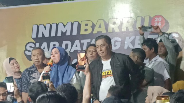 Ket: Andi Ina Kartika Sari dan Abustan saat Pidato Kemenangan Pilkada Barru
