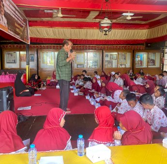 Lewat Pameran Temporer, Ratusan Siswa SD Belajar Benda-benda Kerajaan Gowa