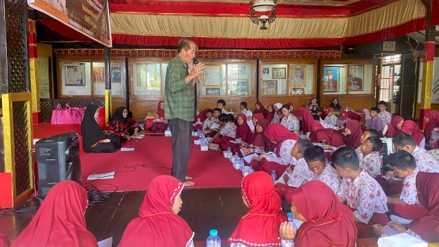 Kurator Museum Balla Lompoa Jufri Tanri Bali saat memberikan informasi terkait peninggalan benda-benda pusaka Kerajaan Gowa yang ada di Museum Balla Lompoa kepada para siswa SD, kemarin. (Dok. Disparbud Gowa)