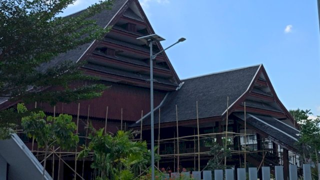 Perbaikan fisik Istana Tamalate yang merupakan bangunan pendukung Istana Museum Balla Lompoa. Perbaikan dilakukan sebagai bentuk pemeliharaan di wilayah kawasan cagar budaya. (Dok. Chaerani/Republiknews.co.id)