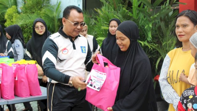 Ket: Kalapas Kelas IIA Parepare saat menyerahkan bantuan