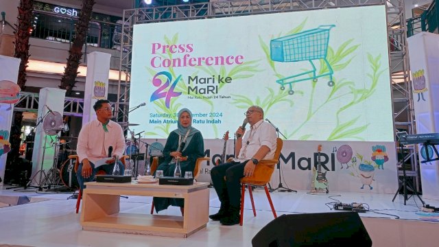 Mal Ratu Indah Shopping Center Manager Agusta Palapa Gobel (kiri) dan Sales & Marketing General Manager KALLA Land & Property Rasmila Sari Suaib (tengah) saat memberikan pemaparan, di sela-sela Prescon Mari ke MaRI, di Atrium Mal Ratu Indah, Sabtu, (30/11/2024). (Dok. Chaerani/Republiknews.co.id)