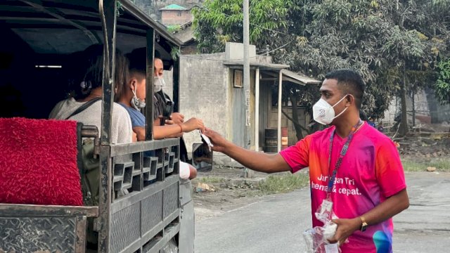 Indosat&nbsp;memberikan dukungan layanan telekomunikasi gratis bagi korban erupsi Gunung&nbsp;Lewotobi di Kabupaten Flores Timur, Nusa Tenggara Timur.&nbsp;&nbsp;(Dok. Indosat)