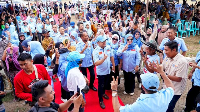 Calon Wakil Bupati Gowa, Darmawangsyah Muin saat bersosialisasi dengan warga di Desa Palantikang, Kamis (31/10/2024). (Foto: Istimewa)