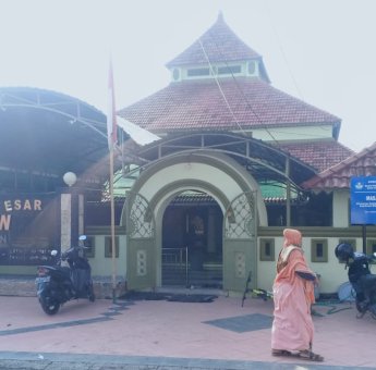 Huadi Group Salurkan Sumbangan di Masjid Tertua Bantaeng