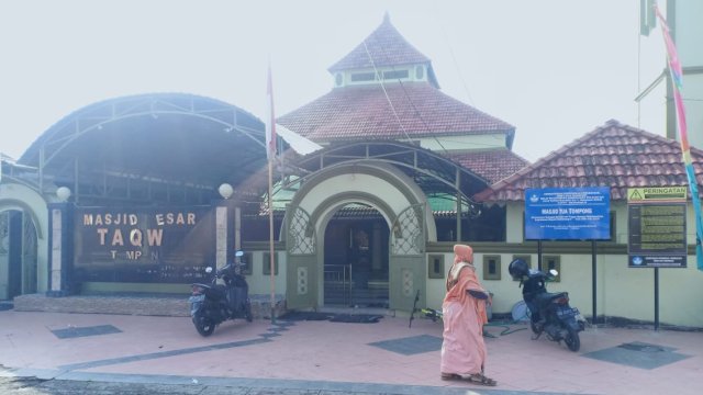 Huadi Group menyalurkan bantuan untuk masjid pertama di Bantaeng, yakni Masjid Taqwa Tompong yang terletak di Kelurahan Letta, Bantaeng, Jumat (1/11/2024). (Foto: Istimewa)