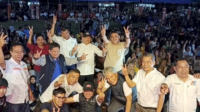 Foto bersama Calon Bupati Bulukumba Petahana, Andi Muchtar Ali Yusuf bersama sejumlah Jurkamnya dengan ribuan masyarakat desa Bonto Nyeleng, Gantarang [Foto: IST]