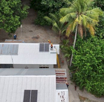 Momen Hari Pahlawan, Donasi Insan PLN Alirkan Listrik di Pulau Katindoang dengan Energi Bersih
