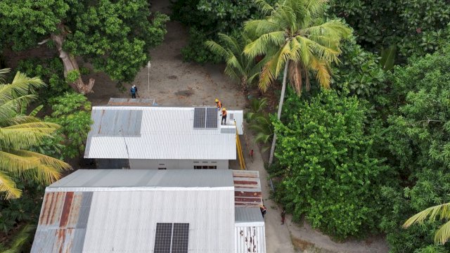 Petugas PLN tengah memasang panel surya yang merupakan program SuperSUN di daerah 3T Provinsi Sulawesi Selatan. (Foto: Istimewa)